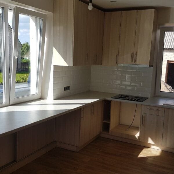 integruotos spintos su veidrodžiais