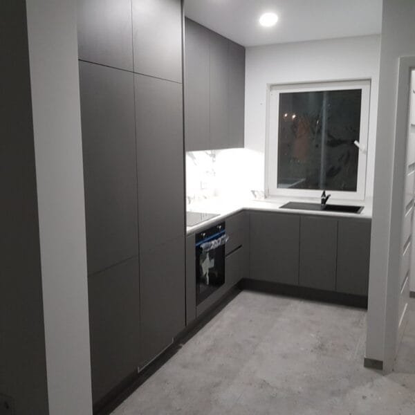 spintu su slankiojanciomis durimis gamyba